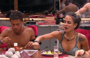 CAROLINA RECLAMA DO PONTO DA LÍNGUA DE BOI: ‘NÃO TÁ NEM MASTIGANDO’