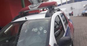 SUSPEITOS EM MOTO ATIRAM CONTRA VIATURA DA PM DURANTE ABORDAGEM