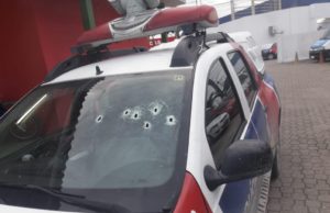 SUSPEITOS EM MOTO ATIRAM CONTRA VIATURA DA PM DURANTE ABORDAGEM