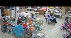 CÂMERAS DE SEGURANÇA FLAGRAM ROSTOS DE CRIMINOSOS DURANTE ASSALTO