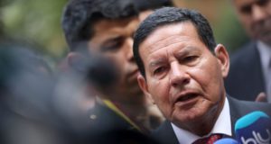MOURÃO: SAÍDA DE MADURO DO PODER DEPENDE DE NEGOCIAÇÃO DIPLOMÁTICA