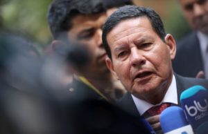 MOURÃO: SAÍDA DE MADURO DO PODER DEPENDE DE NEGOCIAÇÃO DIPLOMÁTICA