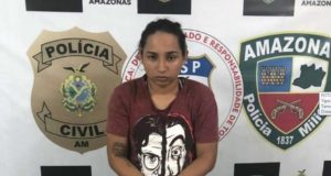 KAREN ESTAVA VENDENDO DROGAS SENTADA NA CALÇADA NO BAIRRO PARQUE DEZ
