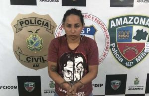 KAREN ESTAVA VENDENDO DROGAS SENTADA NA CALÇADA NO BAIRRO PARQUE DEZ