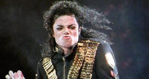 ESTÁTUA DE MICHAEL JACKSON É REMOVIDA DE MUSEU BRITÂNICO APÓS DENÚNCIAS DE ABUSO