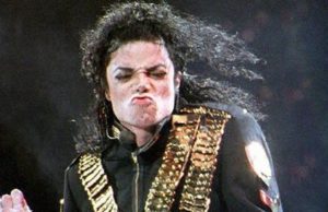 ESTÁTUA DE MICHAEL JACKSON É REMOVIDA DE MUSEU BRITÂNICO APÓS DENÚNCIAS DE ABUSO
