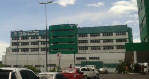 MÃE É ESFAQUEADA NO PESCOÇO PELA FILHA DE 15 ANOS