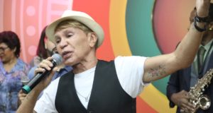 Zezinho Corrêa faz apresentação no Bar Botequim