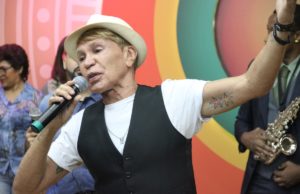 Zezinho Corrêa faz apresentação no Bar Botequim