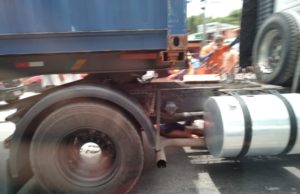 SENHORA É ESMAGADA POR CARRETA AO TENTAR ATRAVESSAR RUA COM A FILHA DEFICIENTE