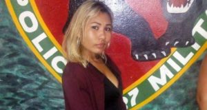 PRESA POR TRÁFICO, LARISSA FEZ POSE E CARÃO PRA FOTO EM DELEGACIA DE ITACITY