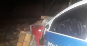 VIATURA COLIDE EM MURRO DURANTE PERSEGUIÇÃO POLICIAL