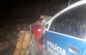 VIATURA COLIDE EM MURRO DURANTE PERSEGUIÇÃO POLICIAL