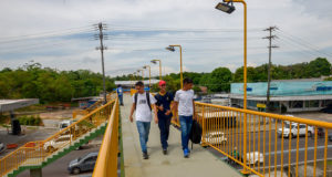 Após revitalização, passarela da Torquato Tapajós é liberada para uso da população