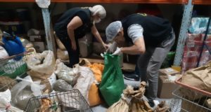 Procon Manaus apreende mais de 1 tonelada de alimentos impróprios para consumo