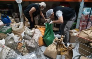Procon Manaus apreende mais de 1 tonelada de alimentos impróprios para consumo