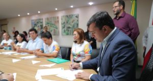 Reposição salarial de professores é aprovada e governador assina decreto que assegura progressões