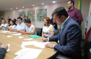 Reposição salarial de professores é aprovada e governador assina decreto que assegura progressões