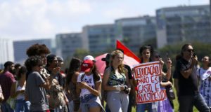 Atos em várias cidades pedem manutenção de verbas para universidades