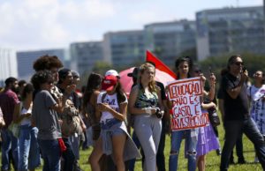 Atos em várias cidades pedem manutenção de verbas para universidades