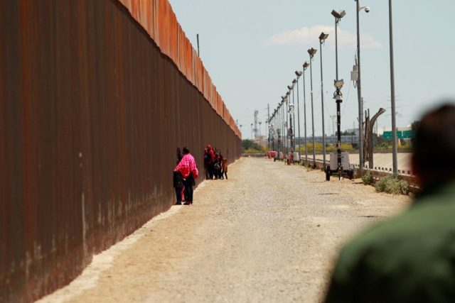 Muro Estados Unidos–México ao longo da fronteira entre os dois países