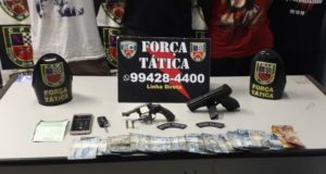 Policiais da Força Tática detiveram quatro homens suspeitos de porte ilegal de arma de fogo