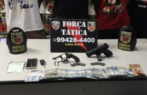 Policiais da Força Tática detiveram quatro homens suspeitos de porte ilegal de arma de fogo