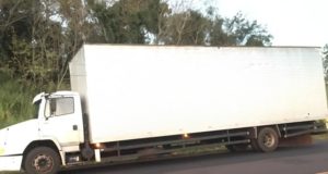 PF apreende ambulância e caminhões com cigarros contrabandeados