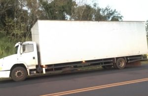 PF apreende ambulância e caminhões com cigarros contrabandeados