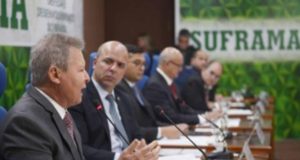 Arthur afirma que sem ZFM, Manaus será dominada pelo tráfico