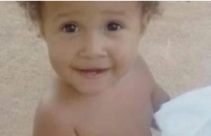 Criança de dois anos, morre após ser espancada por madrasta e pai