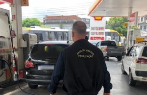 Posto é autuado por aumentar gasolina de R$ 3,49 para R$ 4,45 em Manaus