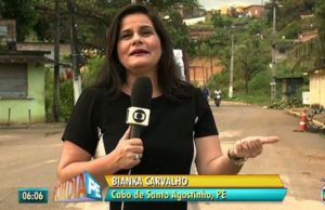 Repórter da TV Globo fica sem vale-transporte e desce de ônibus ao vivo