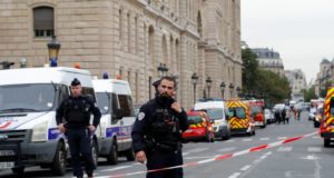 Quatro policiais são mortos em ataque à sede da polícia de Paris