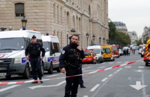 Quatro policiais são mortos em ataque à sede da polícia de Paris