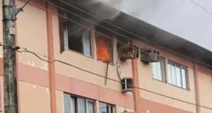 Incêndio destrói apartamento de condomínio, em Manaus