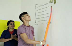 Jovem sonha em ser atleta após sete anos de luta contra o câncer