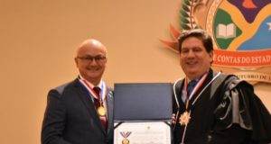 Coronel Menezes recebe colar do ‘Mérito de Contas’ do TCE-AM