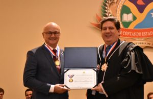 Coronel Menezes recebe colar do ‘Mérito de Contas’ do TCE-AM