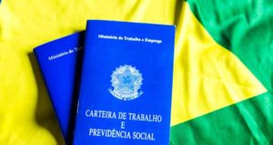 Taxa de desemprego no Brasil cai para 11,8%, revela IBGE