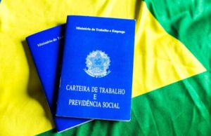 Taxa de desemprego no Brasil cai para 11,8%, revela IBGE