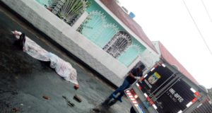 Com cabeça dilacerada, corpo de homem é encontrado por moradores do Conjunto Ajuricaba, em Manaus