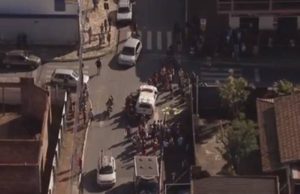 Homem mata criança de cinco anos na frente da escola e diz que foi “a mando de entidade”