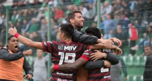 Flamengo vence a lanterna Chape e segue líder isolado