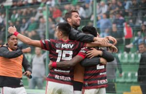 Flamengo vence a lanterna Chape e segue líder isolado