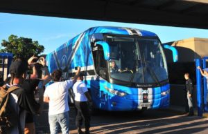 Em silêncio, Grêmio desembarca após ser atropelado pelo Flamengo