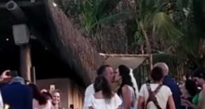 Malvino Salvador e Kyra Gracie se casam em Noronha