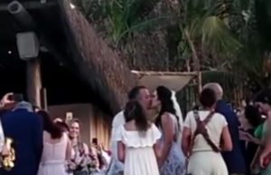 Malvino Salvador e Kyra Gracie se casam em Noronha