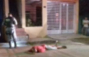 Pistoleiros matam homem a tiros no meio da rua, no bairro Raiz