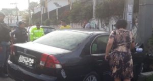 Motorista perde direção de veiculo e bate em poste na Max Teixeira